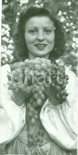 1942 MILANO Giovane vendemmiatrice alla festa dell'uva ai giardini pubblici FOTO