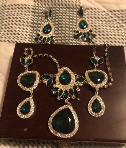 Set collana orecchini avon - e,