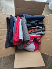 scatola piena di vestiti