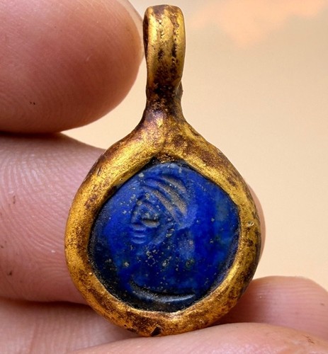 Ciondolo volto intaglio vetro