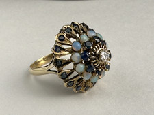 Anello vintage, anni '50, in oro giallo 18 k con brillante, zaffiri e opali.