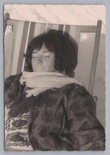 Giovane donna prende sole - giovane,