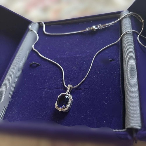 Collana con ciondolo stile
