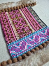 Tessuto rosa ricamato