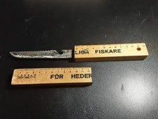 COLTELLO DA PESCE CON CM LA SCRITTA IN SVEDESE SIGNIFICA : LA PARTE CON LE LETTE