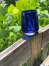 Vaso di fiori blu da