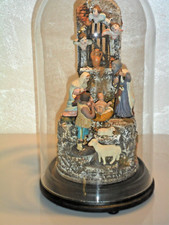 Presepe artigianale nella campana di vetro 15x28 con pastore angeli e pecore