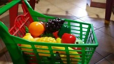 Carrello della spesa con frutta/verdura per bambini
