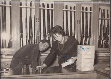 1955c UDINE armaioli Negozio fucili proiettili caccia Foto Tino 1