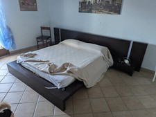 camere da letto matrimoniale scura con comodini incorporati e comò