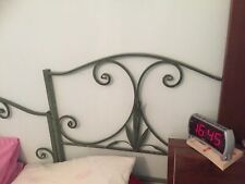 LETTO SINGOLO IN FERRO BATTUTO DI COLORE VERDE ANTICHIZZATO A MOTIVI DI SPIGHE