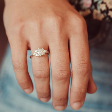 Anello di fidanzamento in oro bianco massiccio 18 kt con diamante taglio...