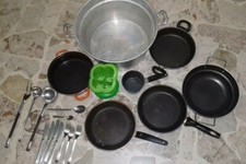 Set di pentole padelle piatti bicchieri posate mestoli ecc.