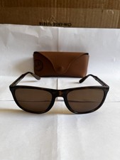 Occhiali da sole e custodia