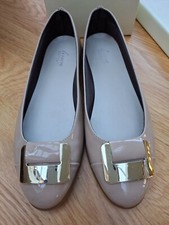 Un paio di scarpe ballerine