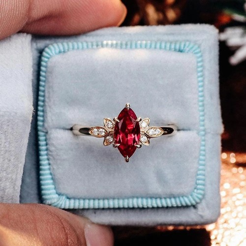 Elegante anello floreale con