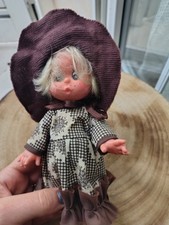 Bambolina vintage con cappello