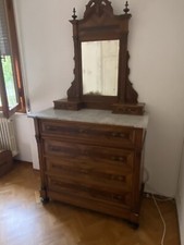 Antico cassettone comò con piano in marmo e specchio.