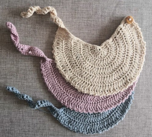 Bavaglino beige fatto - , a