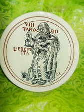 VECCHIO PIATTO DA PARETE FIRMATO PIT SERIE TAROCCHI L' EREMITA CERAMICA BASSANO