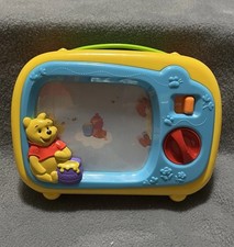Disney Winnie the Pooh PlayGo My First TV Wind Up giocattolo musicale ~FUNZIONANTE~