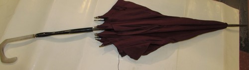 Antico ombrello rosso - , mattone