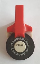 Mini etichettatrice manuale  con 2 nastri blu e neri.