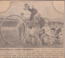 RITAGLIO DI GIORNALE SU CARTONCINO ,UNA STRANA CORSA CICLISTICA  BICICLETTA 1927