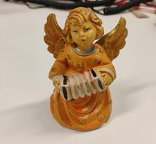 Angelo inginocchiato che suona