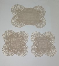 Set di tre centrini fatti a