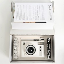 Macchina fotografica firmata