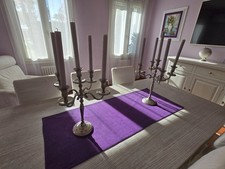 Coppia di candelabri in metallo con candele