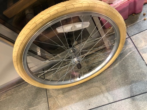 Ruota anteriore pneumatico - e,