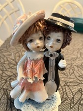Statua coppia con cappelli
