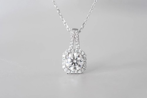 Ciondolo solitario diamante