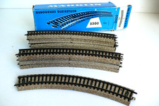 TRAINS MARKLIN  "HO"   BOITE DE 10 RAILS COURBES  TRÈS BON ÉTAT  Lg 24 cm  N°2