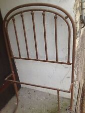 Antico letto elegante ad una