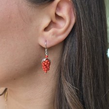 Orecchini Grappolo D’uva Con Pallini In Corallo E Montatura In Argento 925