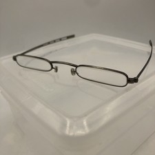 Occhiali da lettura, penna e