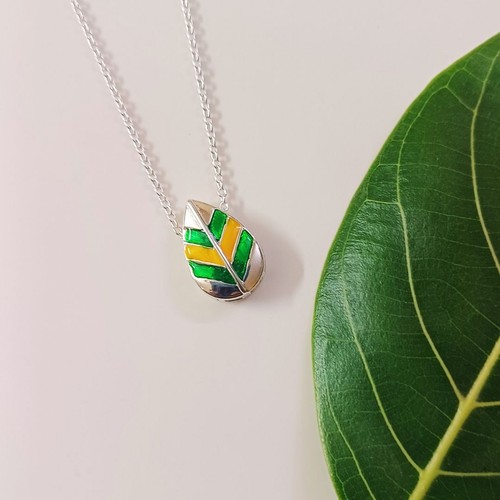 Collana con ciondolo smaltato