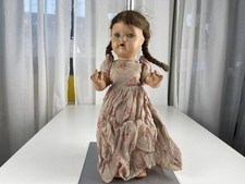 Vecchia bambola da collezione