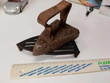 Vecchio ferro da stiro con supporto. D'epoca vintage