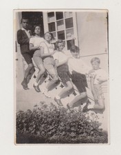 Insolita linea di giovani