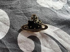 Spilla distintivo spilla sfera Hello Kitty smalto oro e nero Vivienne Westwood