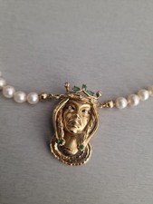 collana perle qualità superiore chiusura oro 18 carati diamanti e smeraldi