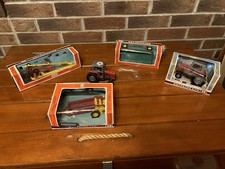 Lotto di figurine vintage Britains attrezzatura agricola in scatola 