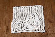 Centrino eseguito a uncinetto a mano 17x15cm