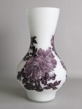 Vaso vetro Art Decò bianco cammeo inciso fiori viola collezione vintage metà 900