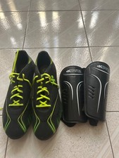 scarpe da calcetto marca kipsta taglia44 colore nero/verde+ parastinchi abbinati