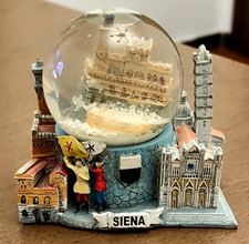 Palla di vetro con neve